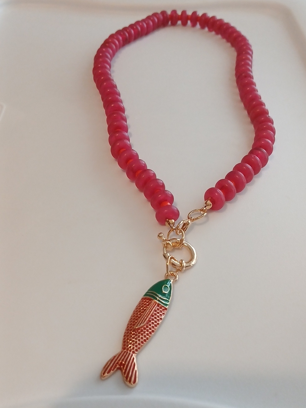 Fashion Jewelry Pink Beaded Necklace with Gold Fish Charm and Green Accent